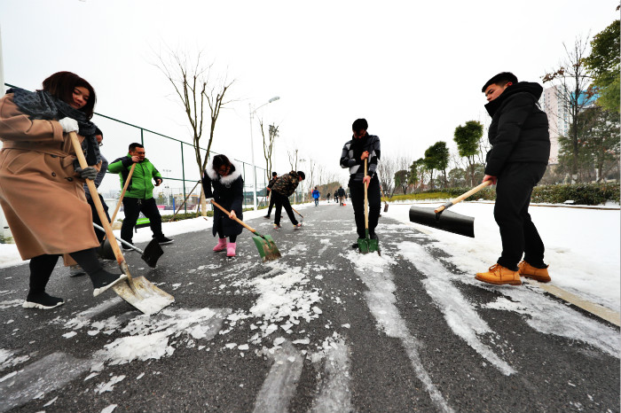 一場雪，體育中心美得不要不要的 但最美的風(fēng)景還是他們(圖12)