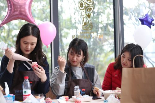 巧手做糕點(diǎn)，甜蜜迎佳節(jié) ▏武漢體育中心舉行“三八”婦女節(jié)關(guān)愛活動(dòng)(圖2)