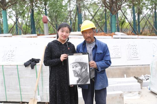 致敬軍運(yùn)勞動者  手繪最美奮斗人 華師美院學(xué)生為軍運(yùn)會建設(shè)者畫像(圖6)
