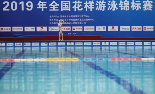 “水上芭蕾”究竟有多美？全國(guó)花樣游泳錦標(biāo)賽武漢“綻放”（附精美圖集）(圖1)