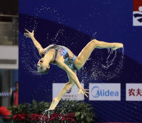 “水上芭蕾”究竟有多美？全國(guó)花樣游泳錦標(biāo)賽武漢“綻放”（附精美圖集）(圖9)