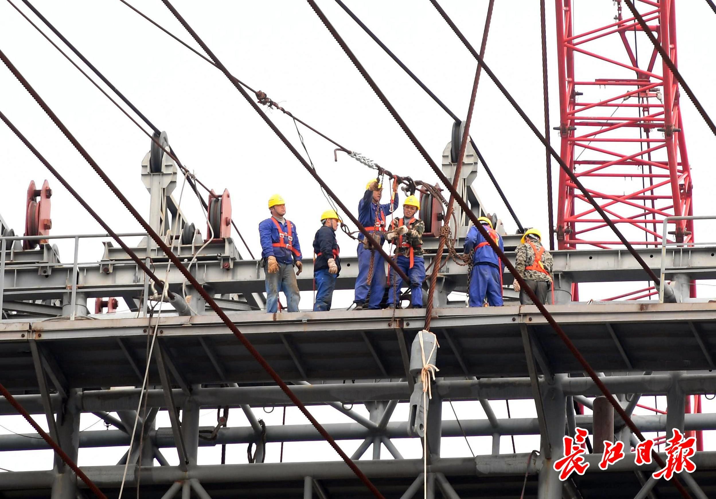軍運(yùn)會(huì)開幕式“幕后英雄”威亞塔開始拆除，1500噸回收鋼材將建籃球場等(圖1)